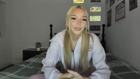 Snapshot of livvywinters chatting on May 5, 5:04 am Livvy online show from May 5, 5:04 am
