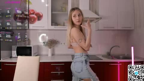 Snapshot of livyybosom chatting on May 4, 5:53 pm My name is Livy Nice to meet you Thumbs up please its important online show from May 4, 5:53 pm