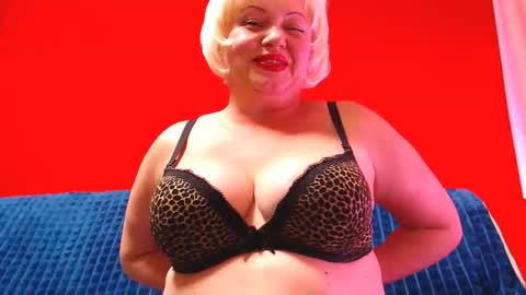 Snapshot of lizabrazzer chatting on April 19, 10:25 am LizaBrazzer online show from April 19, 10:25 am