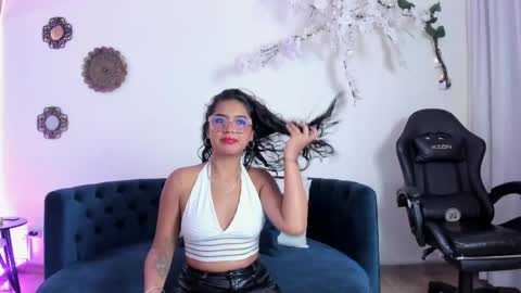 Snapshot of lizz_miller__ chatting on June 5, 11:38 am Lizz online show from June 5, 11:38 am