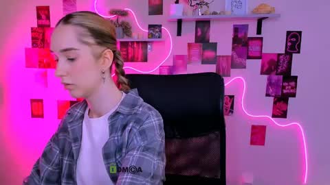 Snapshot of lizzie_boom chatting on May 18, 8:31 am lizzie_boom online show from May 18, 8:31 am