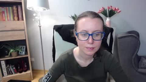 Snapshot of lizzy_sparkle chatting on March 18, 5:32 am Lizzy online show from March 18, 5:32 am