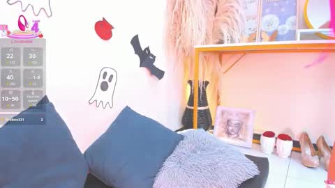 Snapshot of lizzyjones__ chatting on October 12, 5:06 am Lizzy online show from October 12, 5:06 am