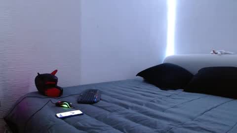 lliamm 2 online show from February 1, 6:51 pm