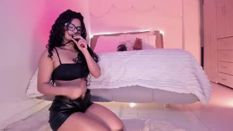 Snapshot of lm_kloeeh chatting on September 27, 1:43 am Kloe see you 28-11  to celebrate my birthday online show from September 27, 1:43 am