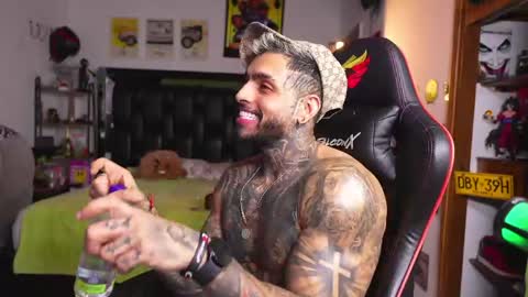 logan_hugh8 online show from May 22, 1:24 am