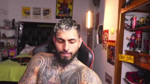 logan_hugh8 online show from May 25, 10:49 pm