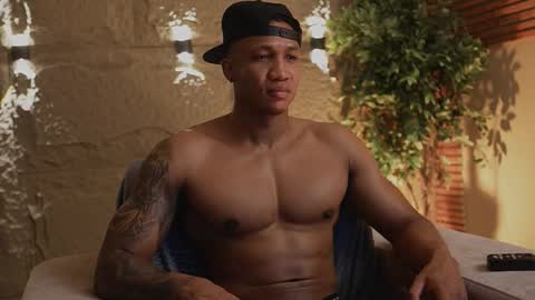 Snapshot of logan_varela chatting on November 10, 1:32 pm logan_varela online show from November 10, 1:32 pm