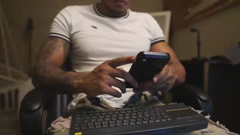 logan_varela online show from July 8, 12:42 pm