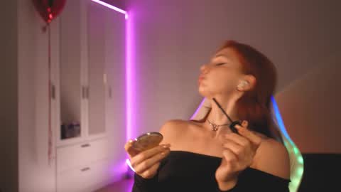 Snapshot of loisjo chatting on September 11, 7:14 pm LoisVacation time  online show from September 11, 7:14 pm