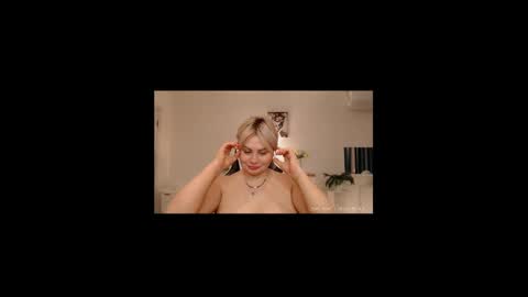 Snapshot of lola_anderson chatting on April 23, 5:41 am Lola online show from April 23, 5:41 am