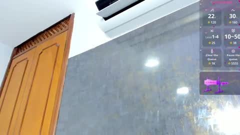 Snapshot of lola_clit chatting on February 15, 11:28 am lola online show from February 15, 11:28 am