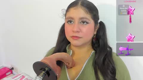 Snapshot of lola_clit chatting on October 22, 11:43 am lola online show from October 22, 11:43 am