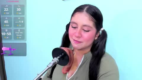 Snapshot of lola_clit chatting on December 1, 4:06 am lola online show from December 1, 4:06 am