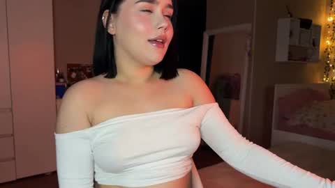 Snapshot of lola_razee chatting on June 20, 10:34 pm lola_razee online show from June 20, 10:34 pm