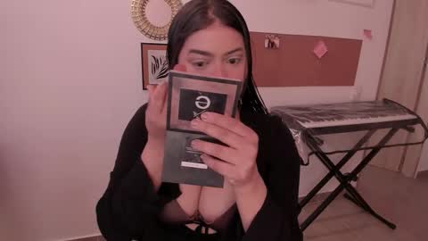 Snapshot of lolaasmith_21 chatting on November 1, 9:06 pm lolaasmith_21 online show from November 1, 9:06 pm