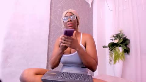 lola online show from November 18, 12:53 pm