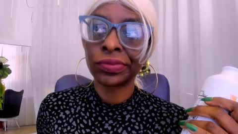 lola online show from November 29, 1:25 pm