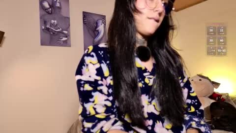 Snapshot of lolaleah_ chatting on December 1, 2:44 pm Lola online show from December 1, 2:44 pm