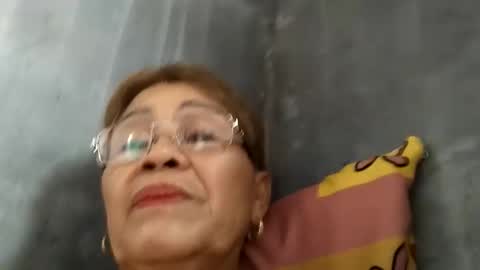 Snapshot of lolamommie chatting on January 31, 1:54 am tey online show from January 31, 1:54 am