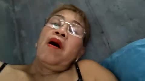 Snapshot of lolamommie chatting on February 6, 3:48 am tey online show from February 6, 3:48 am