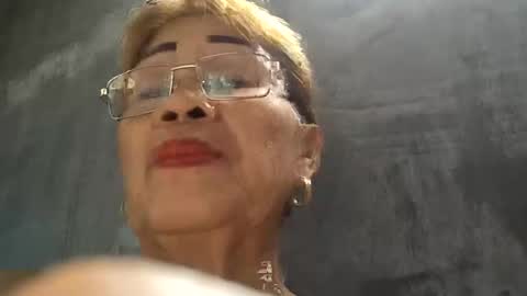 Snapshot of lolamommie chatting on February 10, 2:30 am tey online show from February 10, 2:30 am