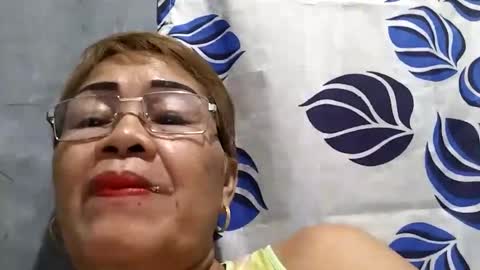 Snapshot of lolamommie chatting on February 11, 10:07 pm tey online show from February 11, 10:07 pm