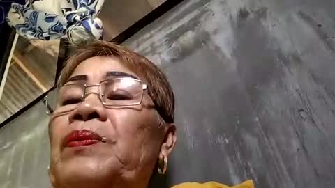 Snapshot of lolamommie chatting on February 12, 3:51 am tey online show from February 12, 3:51 am