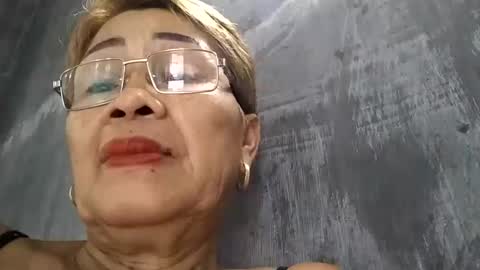 Snapshot of lolamommie chatting on February 14, 12:09 am tey online show from February 14, 12:09 am