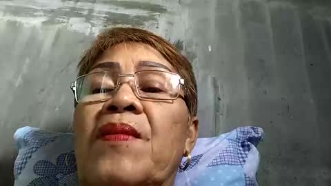 Snapshot of lolamommie chatting on February 15, 1:21 am tey online show from February 15, 1:21 am