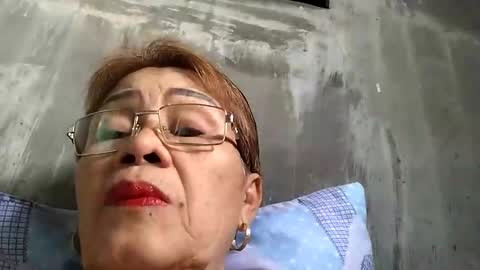 Snapshot of lolamommie chatting on February 17, 3:25 am tey online show from February 17, 3:25 am