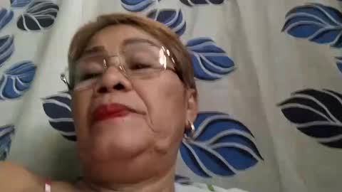 Snapshot of lolamommie chatting on February 17, 6:31 am tey online show from February 17, 6:31 am