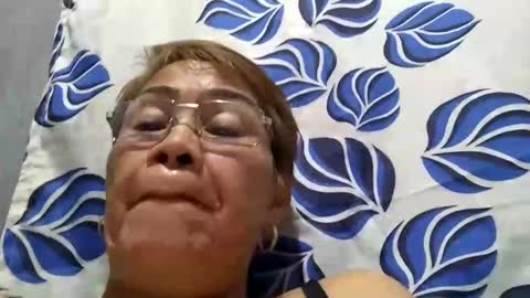 Snapshot of lolamommie chatting on February 19, 10:09 pm tey online show from February 19, 10:09 pm