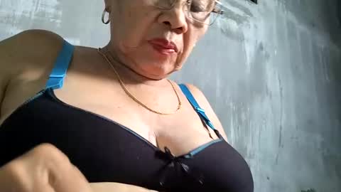 Snapshot of lolamommie chatting on February 23, 2:51 am tey online show from February 23, 2:51 am