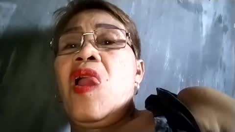 Snapshot of lolamommie chatting on February 25, 9:31 am tey online show from February 25, 9:31 am