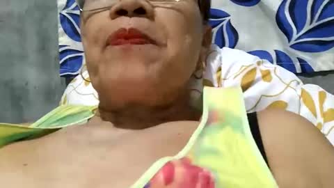 Snapshot of lolamommie chatting on March 6, 11:47 am tey online show from March 6, 11:47 am