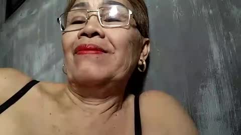 Snapshot of lolamommie chatting on March 10, 3:01 am tey online show from March 10, 3:01 am