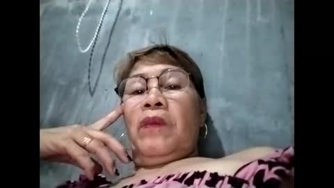 Snapshot of lolamommie chatting on September 15, 11:43 am tey online show from September 15, 11:43 am