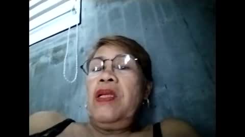 Snapshot of lolamommie chatting on September 24, 4:27 am tey online show from September 24, 4:27 am