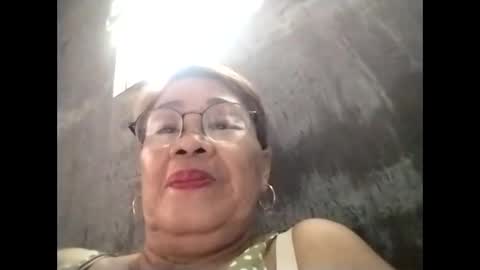 Snapshot of lolamommie chatting on October 1, 6:30 am tey online show from October 1, 6:30 am