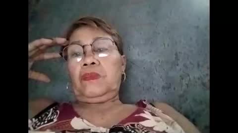 Snapshot of lolamommie chatting on October 4, 7:06 am tey online show from October 4, 7:06 am