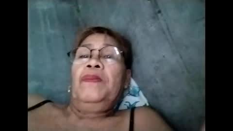 Snapshot of lolamommie chatting on October 5, 7:07 am tey online show from October 5, 7:07 am