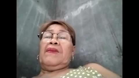 Snapshot of lolamommie chatting on October 7, 7:05 am tey online show from October 7, 7:05 am