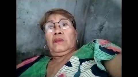 Snapshot of lolamommie chatting on October 9, 3:15 am tey online show from October 9, 3:15 am