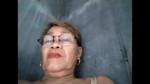 Snapshot of lolamommie chatting on October 10, 6:12 am tey online show from October 10, 6:12 am