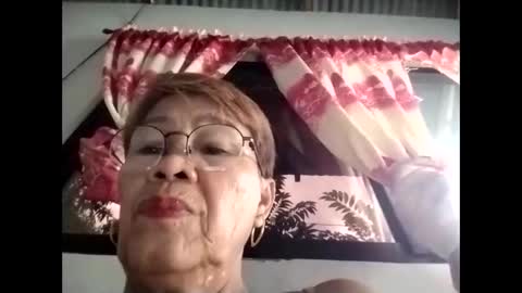 Snapshot of lolamommie chatting on October 12, 11:04 pm tey online show from October 12, 11:04 pm