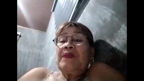 Snapshot of lolamommie chatting on October 13, 11:32 am tey online show from October 13, 11:32 am