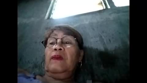 Snapshot of lolamommie chatting on October 19, 5:30 am tey online show from October 19, 5:30 am