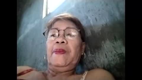 Snapshot of lolamommie chatting on October 19, 10:54 pm tey online show from October 19, 10:54 pm