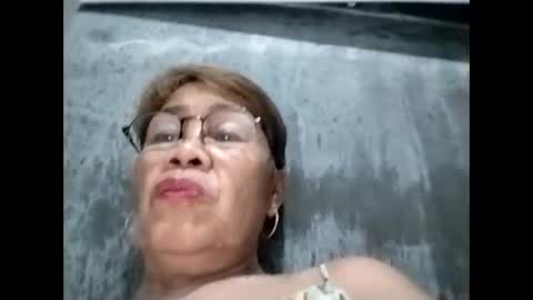 Snapshot of lolamommie chatting on October 20, 11:10 am tey online show from October 20, 11:10 am